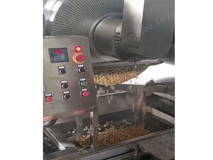 Automatic discharging of popcorn manufacturing machine